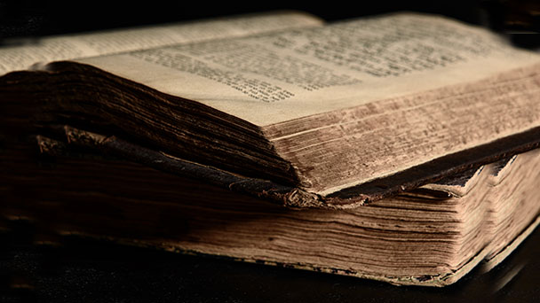 Есть ли какие-то специальные правила или законы отношения к священным книгам?